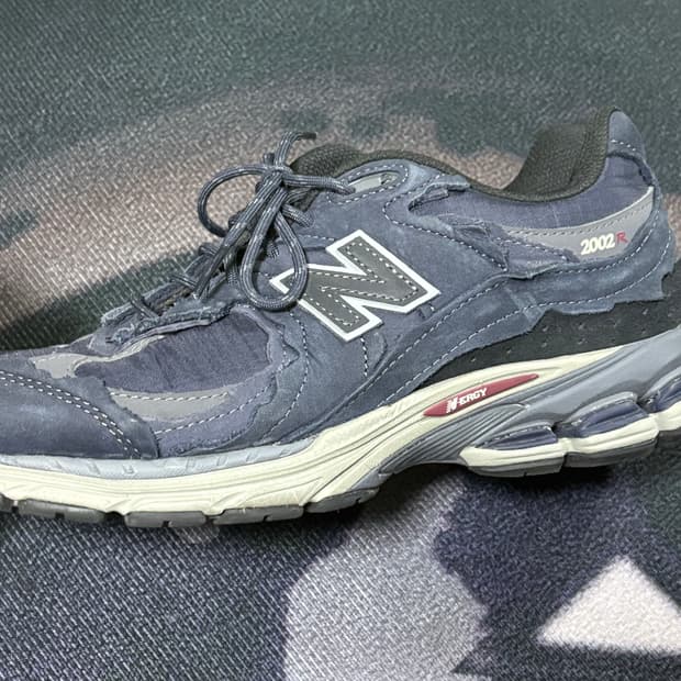 뉴발란스 2002R 프로텍션 팩 이클립스