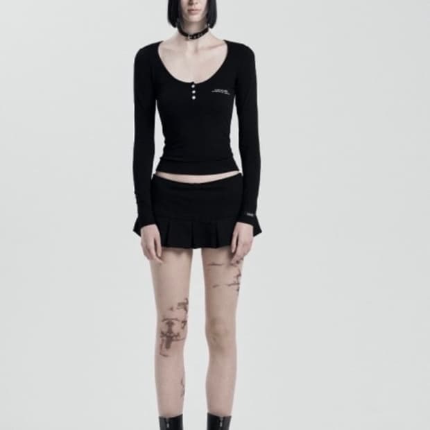 오도어 베이직 버튼 티 블랙