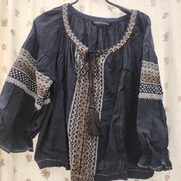 (지구샵) 검정 자수 히피블라우스