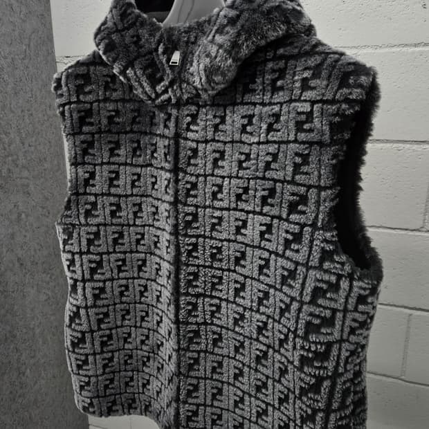 펜디 FF 모노그램 모피 양가죽 리버서블 양면 후드 조끼 52