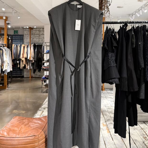 하이크 21ss 차콜 슬리브리스 버클 벨트 롱 원피스