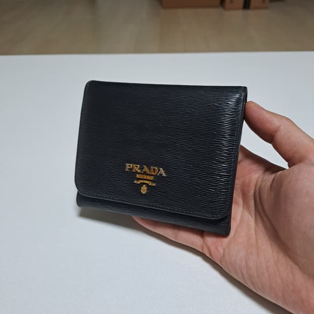 [100%/정품] 프라다 비텔로 메탈로고 반지갑 블랙, 프라다지갑