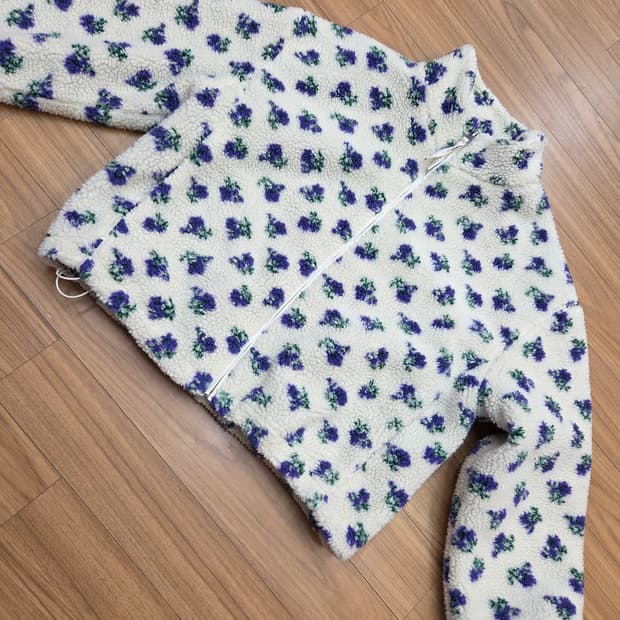 플라스틱 아일랜드 플리스 자켓입니다. 뽀글이 원단에 귀여운 꽃무늬가 포인