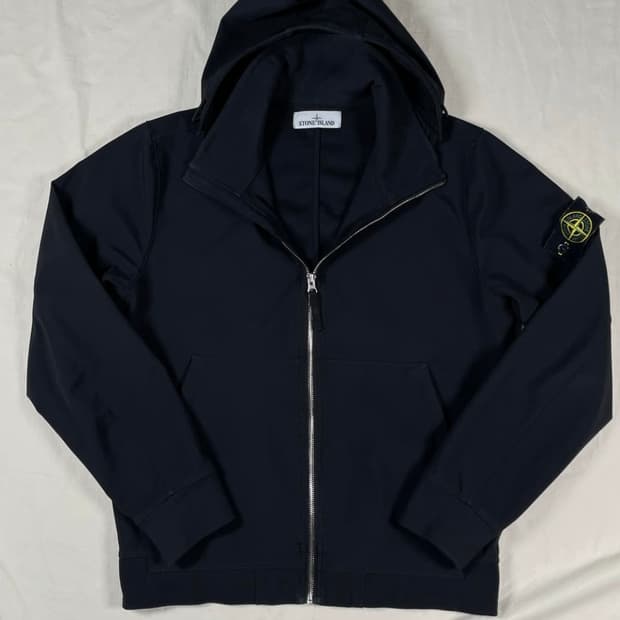 스톤 아일랜드 라이트 소프트 쉘 후드 바람막이 집 업 자켓 져지
