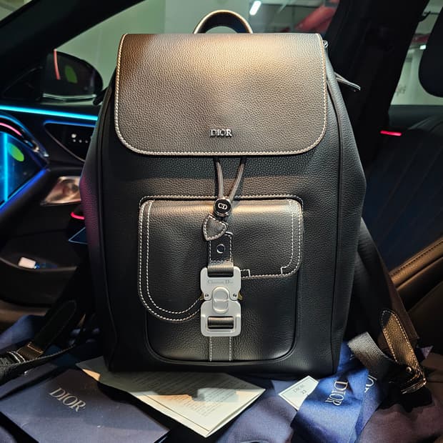 디올 올레더 스티치 새들 버클 플랩 백팩 신형 25ss