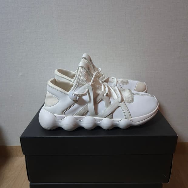 Y-3 큐조 로우 트리플화이트 245