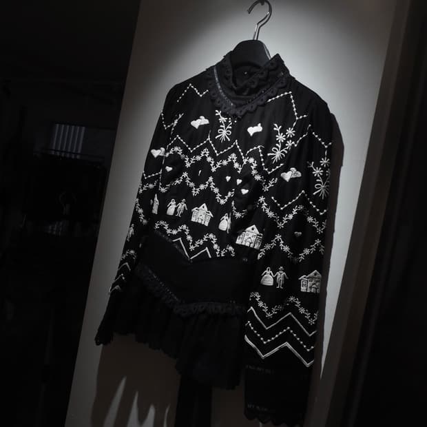 ANNA SUI embroidery blouse 