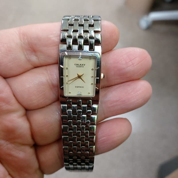 빈티지한 매력이 돋보이는 갤럭시 쿼츠 