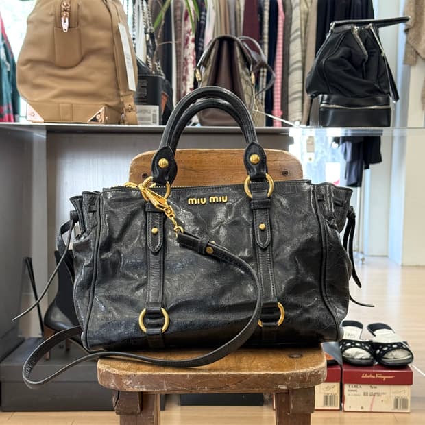 미우미우 블랙 비텔로 럭스 사첼 숄더백