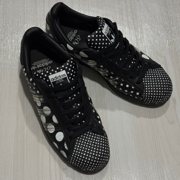 아디다스 슈퍼스타 50th 폴카 도트 스니커즈