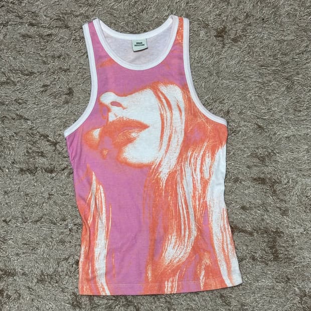 어반아웃피터스 그래픽 탑 슬리브리스