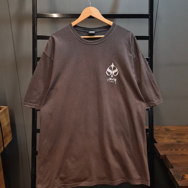 [XL] 스투시 STUSSY 브라운 스페이드 로고 반팔 티셔츠 7.9