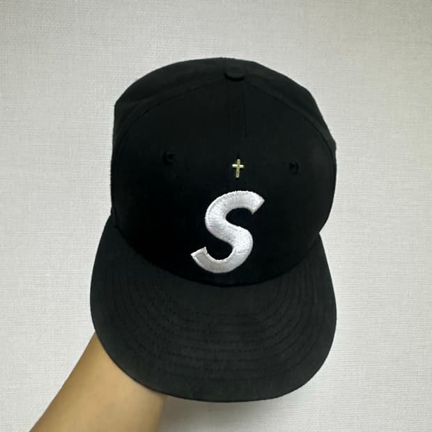 [714]슈프림 골드 크로스 S 로고 뉴에라 블랙 - 24SS