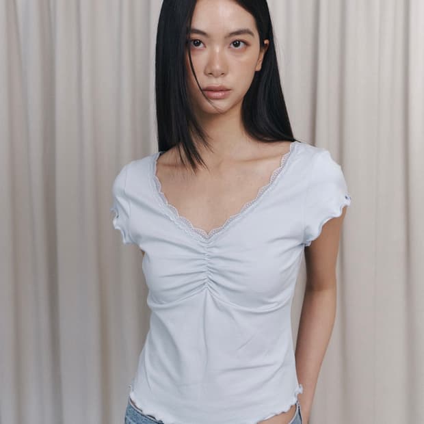 큐리티 C V-NECK LACE SHIRRING TOP LIGHTBLUE