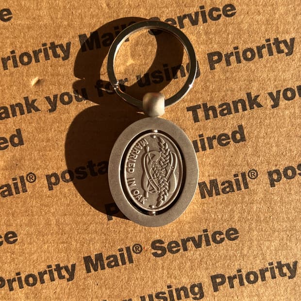 90s vtg Dewar’s Metal Keyring