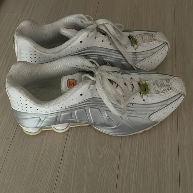 나이키 샥스 R4 화이트 메탈릭 실버 265