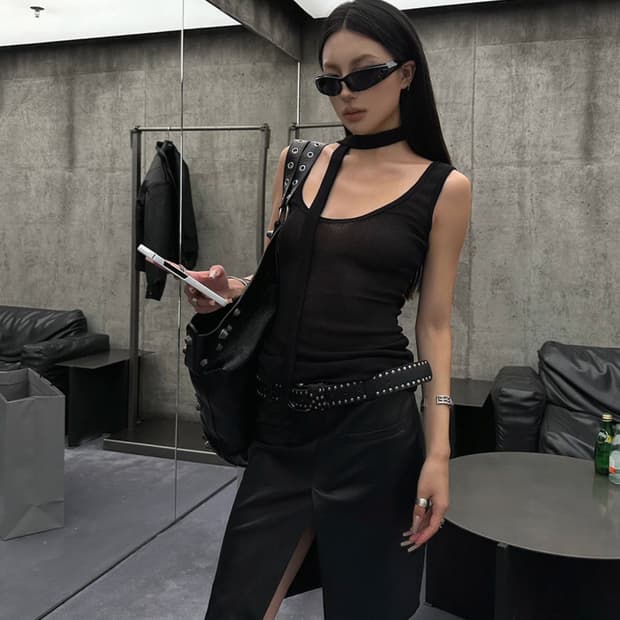 black sleeveless muffler set