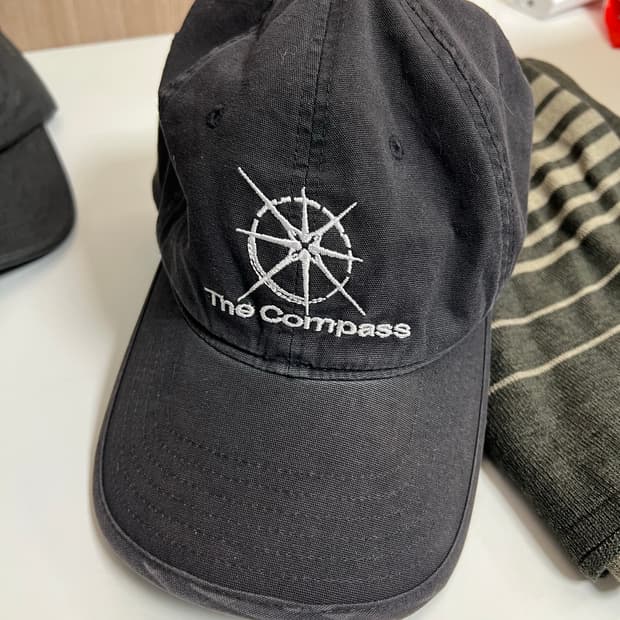 해칭룸x한로로 나침반 볼캡