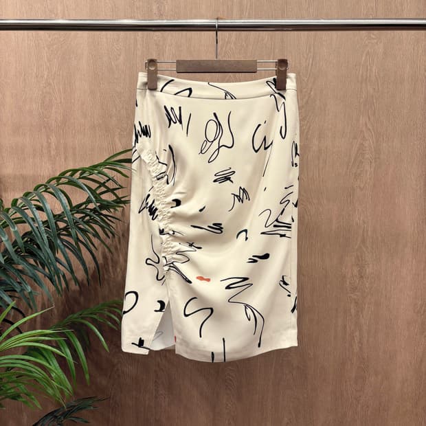 주느세콰 미디 스커트 아트 드로잉 프린트 패턴 셔링 슬릿 디테일 아이보리