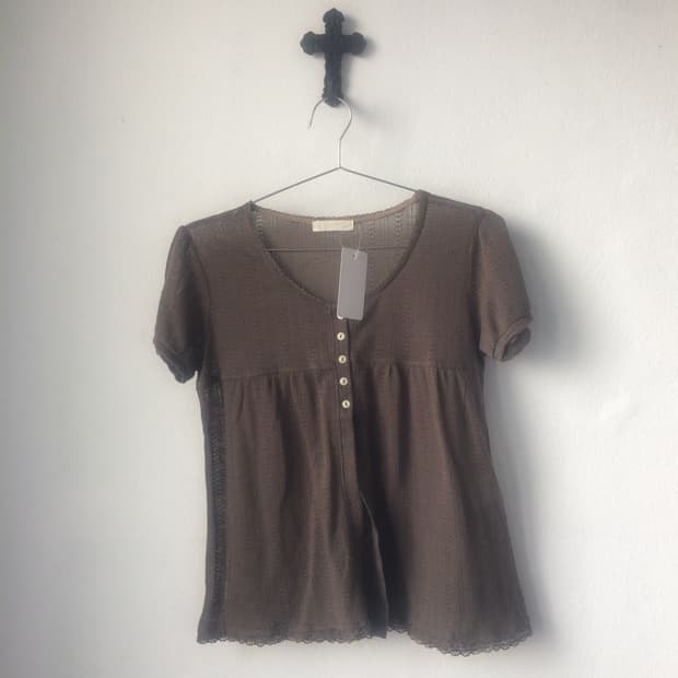 Button point knit blouse