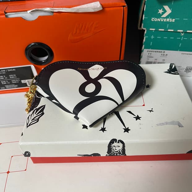 알렉산더맥퀸 하트 동전 지갑 화이트/블랙