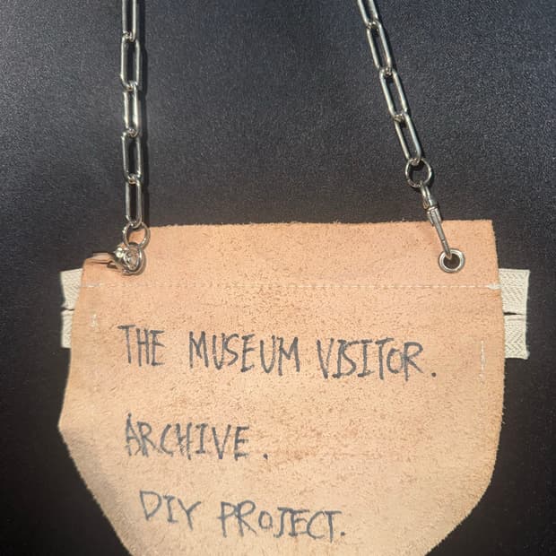 더뮤지엄비지터 Applique Pouch 미니백 베이지