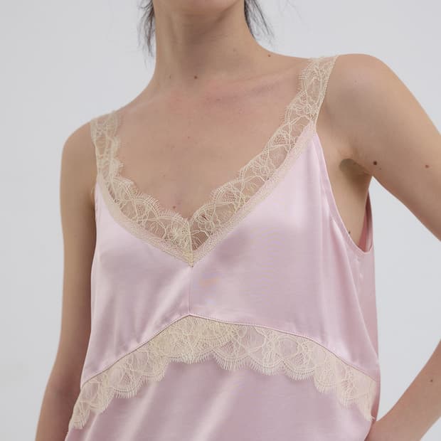 오버듀플레이어 LACE SATIN SLEEVELESS_PALE PINK