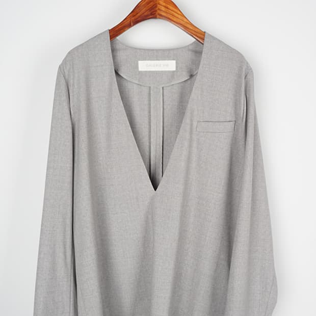  GALERIE VIE deep V-neck pullover blouse