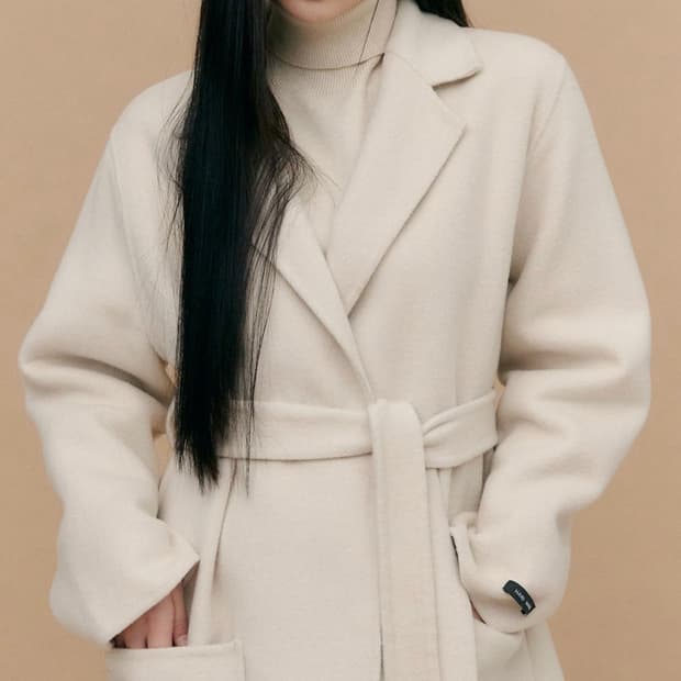 이퓨 아이보리 핸드메이드 하프 코트