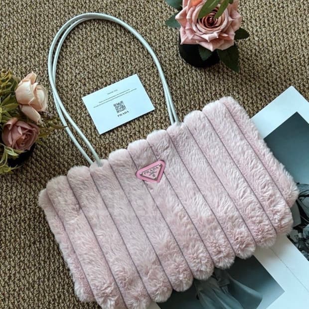  프라다뷰티 퍼 숄더백 핑크 VIP 기프트백 무배