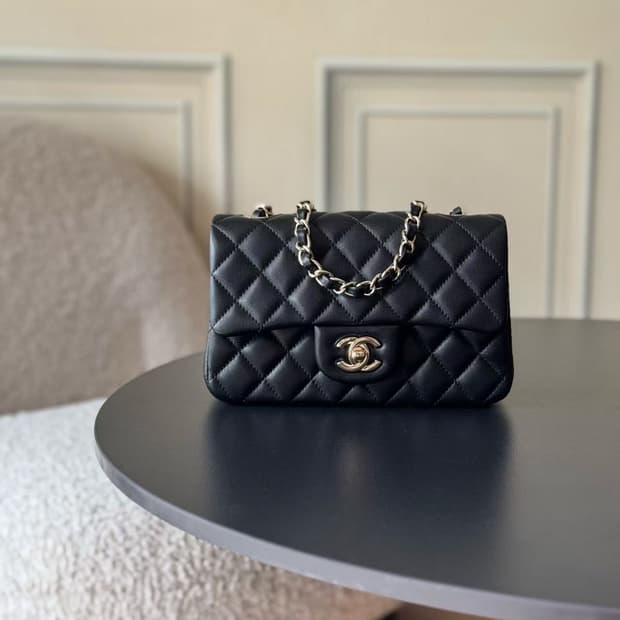 샤넬 미니 플랩백 램스킨 & 골드 메탈 블랙