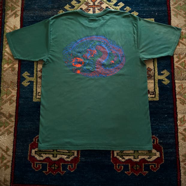 Stussy 모자이크 드래곤 피그먼트 다잉 티셔츠