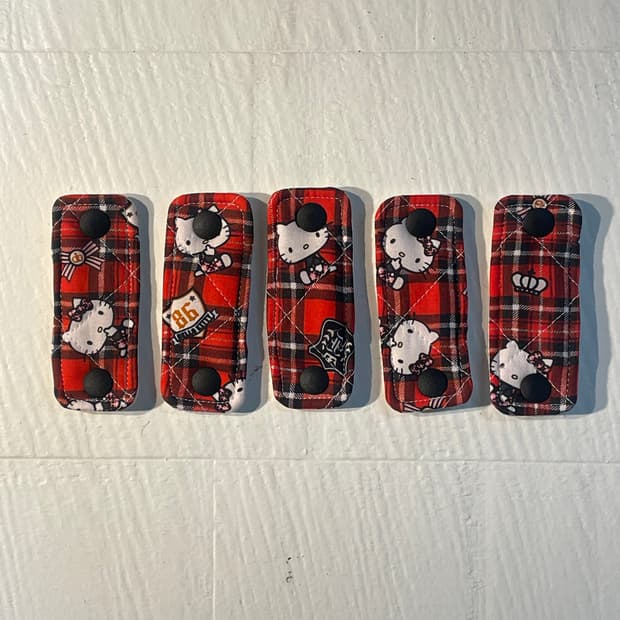 [ 핸드메이드 ] 헬로키티 레드 블랙 체크 원단 케이불 홀더