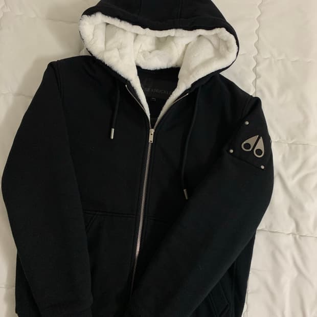 무스너클 버니스웨터