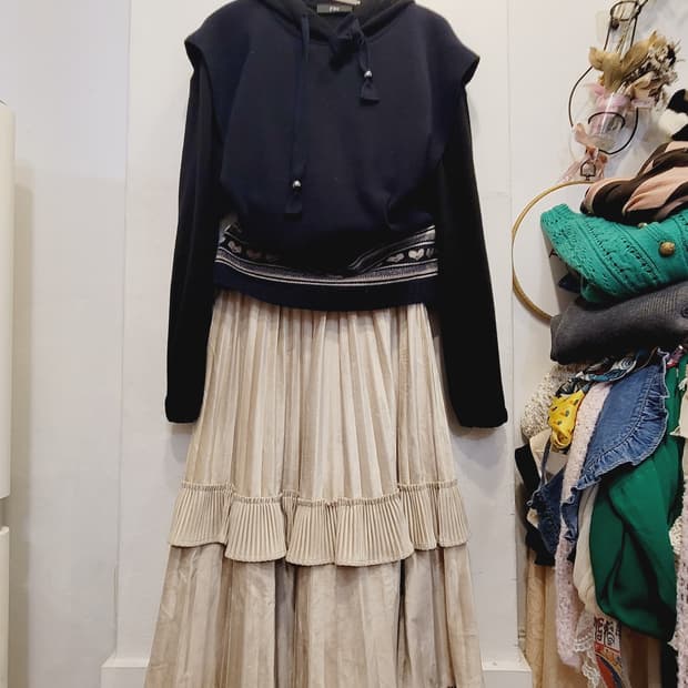 오즈세컨 레이어드 후드니트. 벨벳 캉캉 스커트