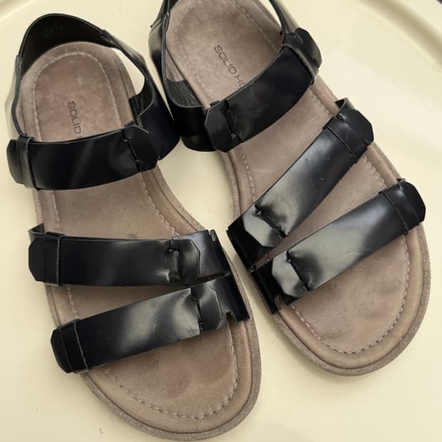 솔리드옴므 소가죽 블랙 스트랩 샌들 39(250-255)