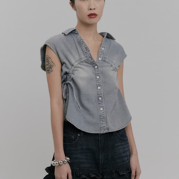 솔티페블)DENIM SHIRRING SLEEVELESS TOP