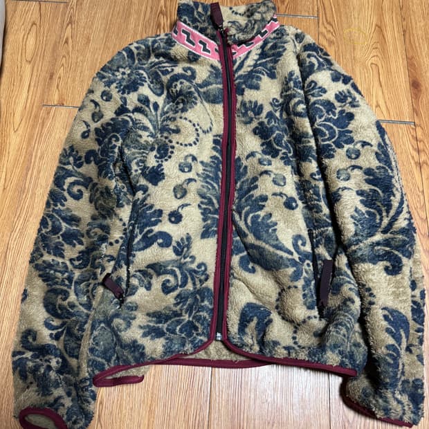 캐피탈 마리아 다마스크 후리스 4