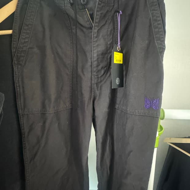 니들스 스트링 퍼티그 백사틴 블랙