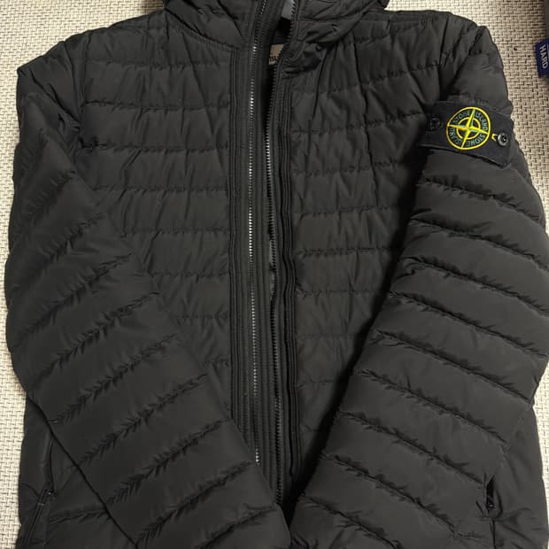 새상품급 신형 스톤아일랜드 경량패딩 M