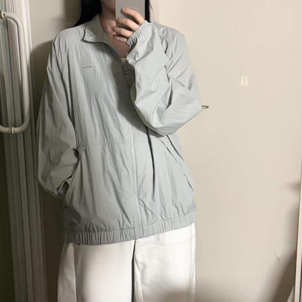 게스 바람막이