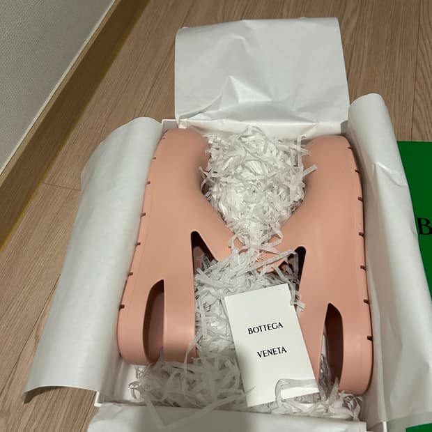 새상품) 보테가베네타 퍼들 샌들