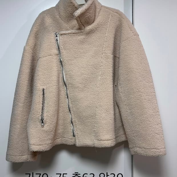 육육걸즈 베이지 양털 숏 자켓 사선 하이넥 무스탕