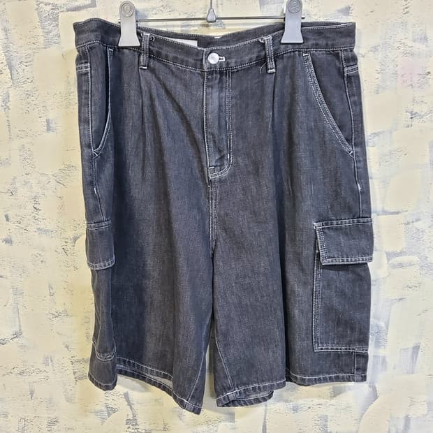 에잇세컨즈 블랙 버뮤다 카고 데님 반바지 84