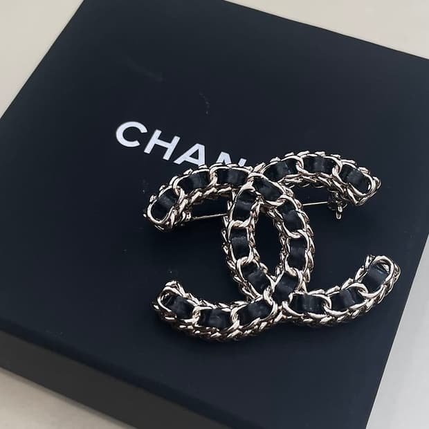 샤넬 정품 CC 체인 메탈 업사이클링 레더 브로치