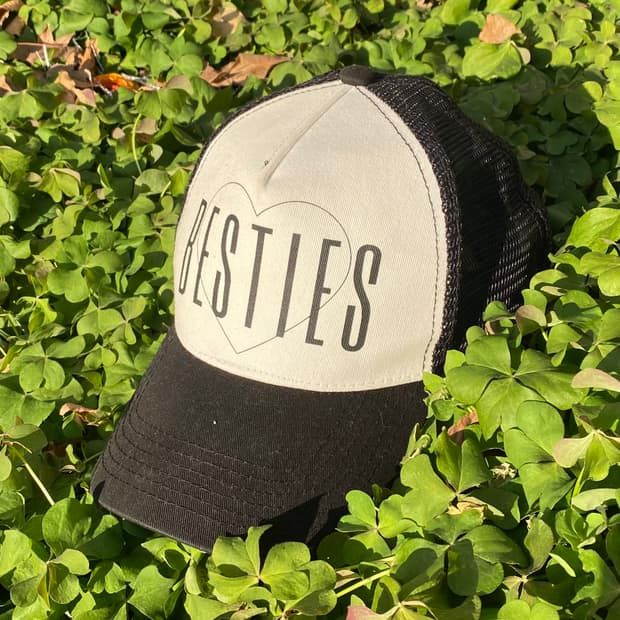 BESTIES 하트 트러커 캡