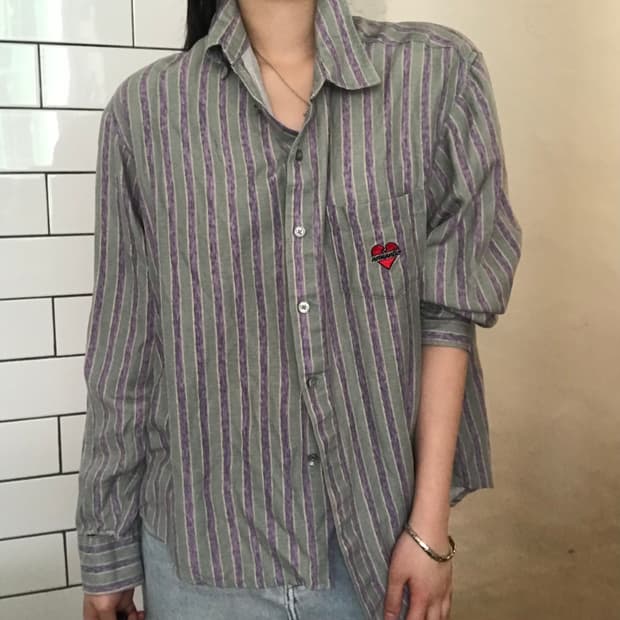 비욘드 클로젯 하트 패치 스트라이프 셔츠