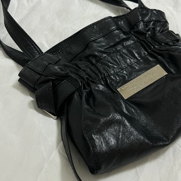 마뗑킴 포우 레더 씨쉘 미니백 블랙