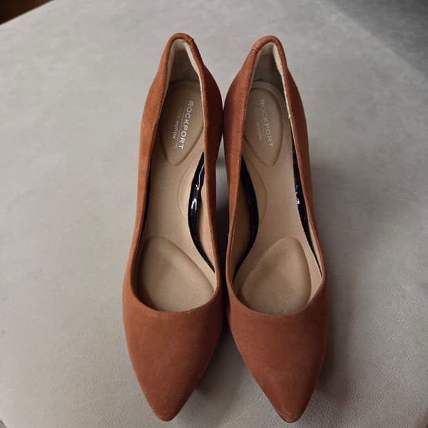 락포트 토탈모션 스웨이드 펌프스 힐