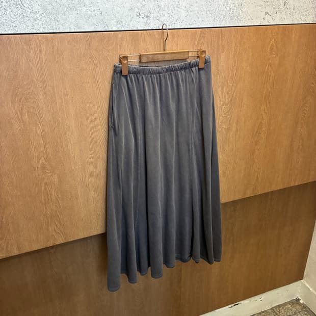 유니클로 플레어 롱 스커트 H라인 밴딩 디테일 차콜 브라운 k292